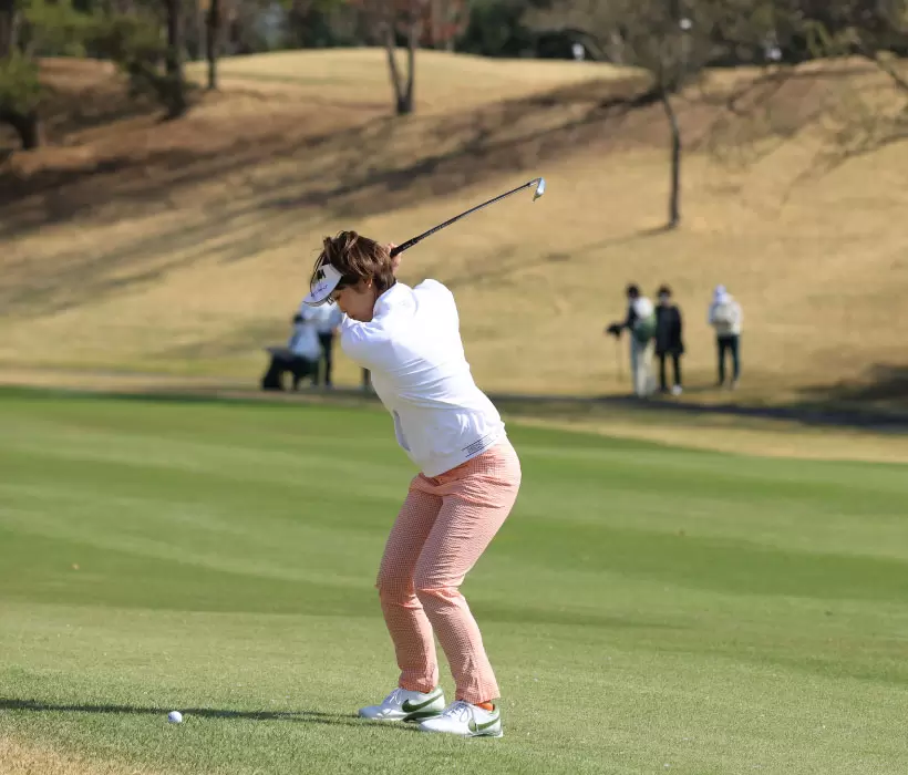 葭葉ルミ　アイアンスイング（斜め前方）連続写真