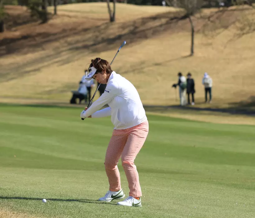 葭葉ルミ　アイアンスイング（斜め前方）連続写真