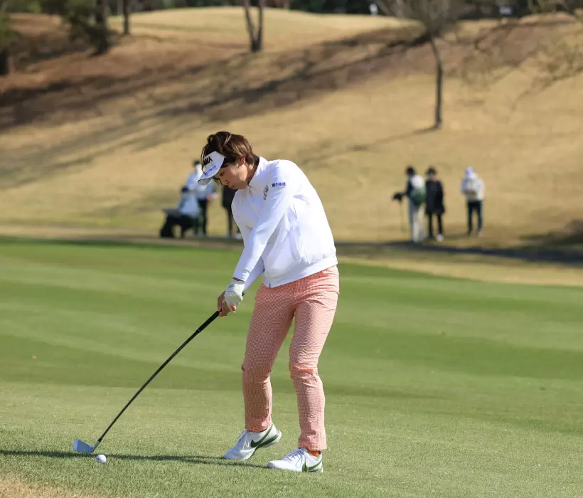 葭葉ルミ　アイアンスイング（斜め前方）連続写真