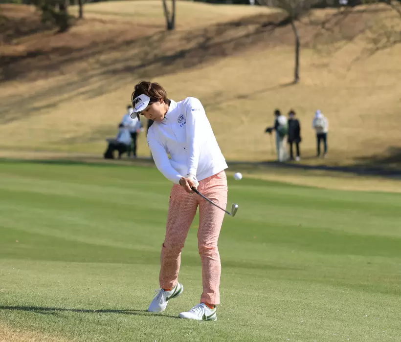 葭葉ルミ　アイアンスイング（斜め前方）連続写真