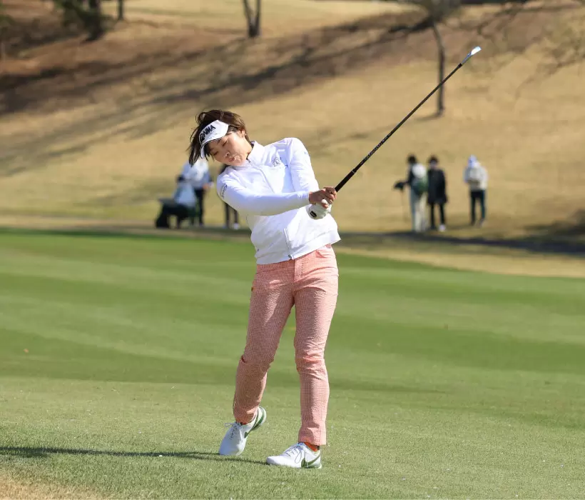 葭葉ルミ　アイアンスイング（斜め前方）連続写真