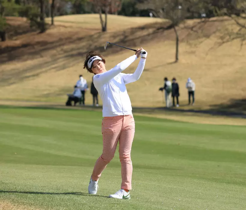 葭葉ルミ　アイアンスイング（斜め前方）連続写真