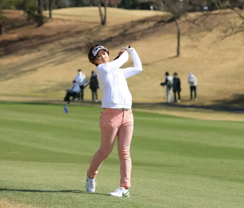 葭葉ルミ　アイアンスイング（斜め前方）連続写真