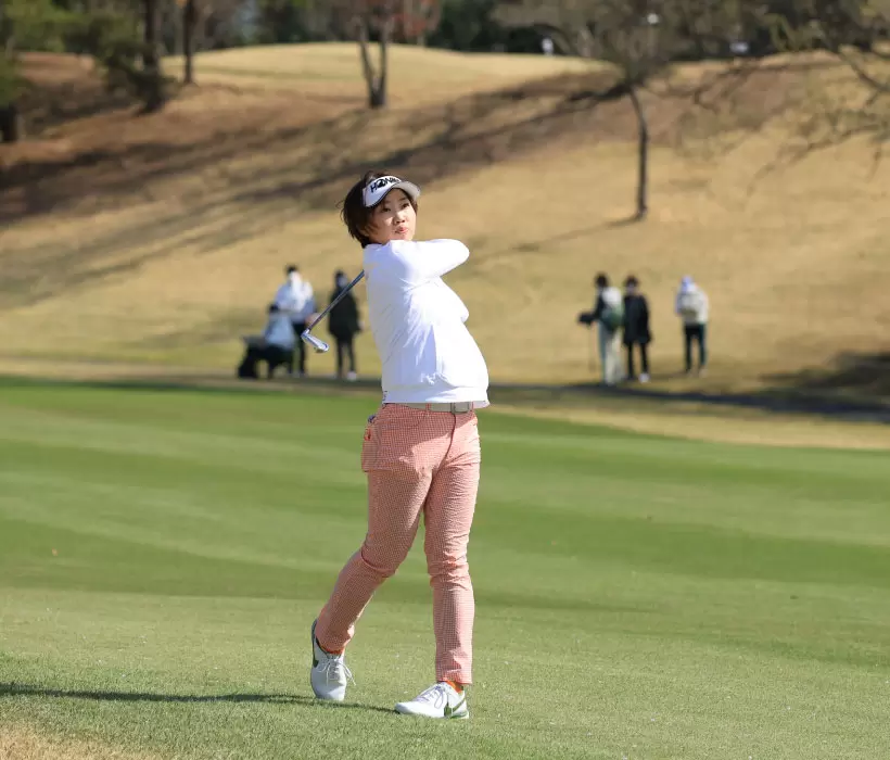 葭葉ルミ　アイアンスイング（斜め前方）連続写真