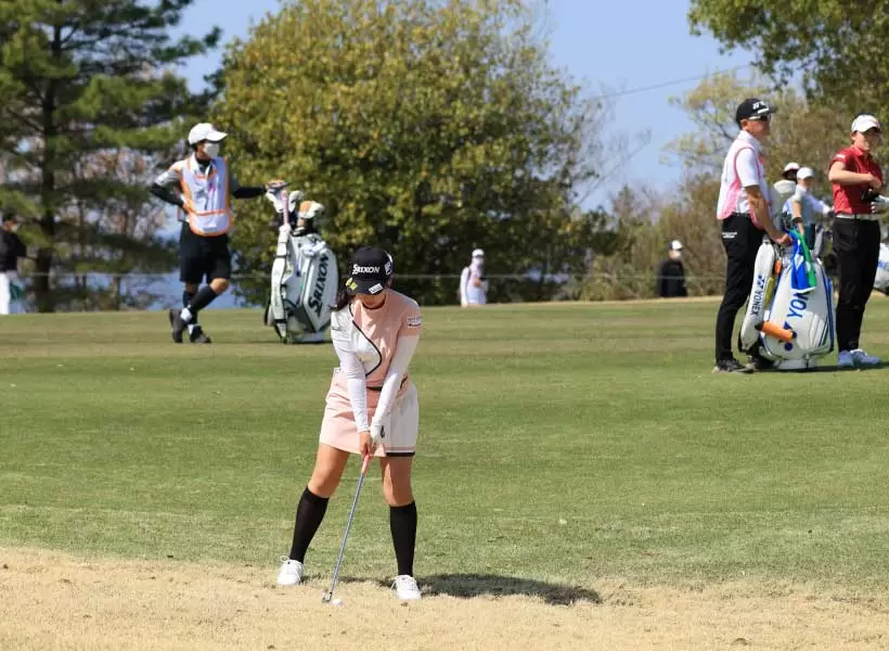 菅沼菜々　アイアンスイング（横）連続写真