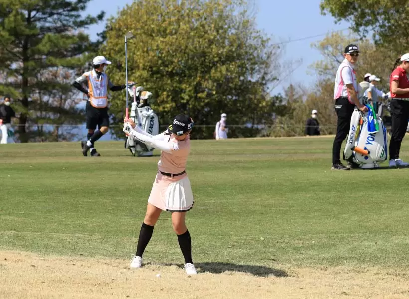 菅沼菜々のアイアンスイング（正面）連続写真