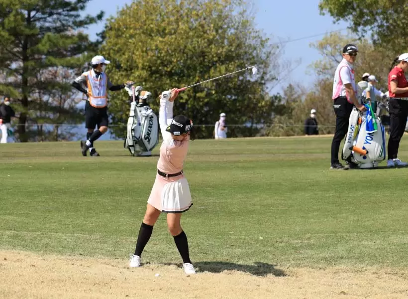 菅沼菜々　アイアンスイング（横）連続写真