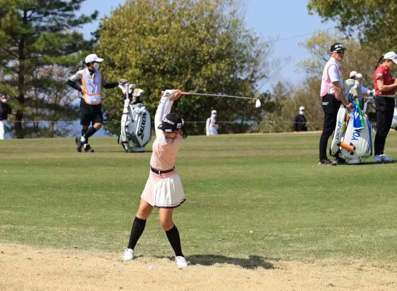 菅沼菜々のアイアンスイング（正面）連続写真