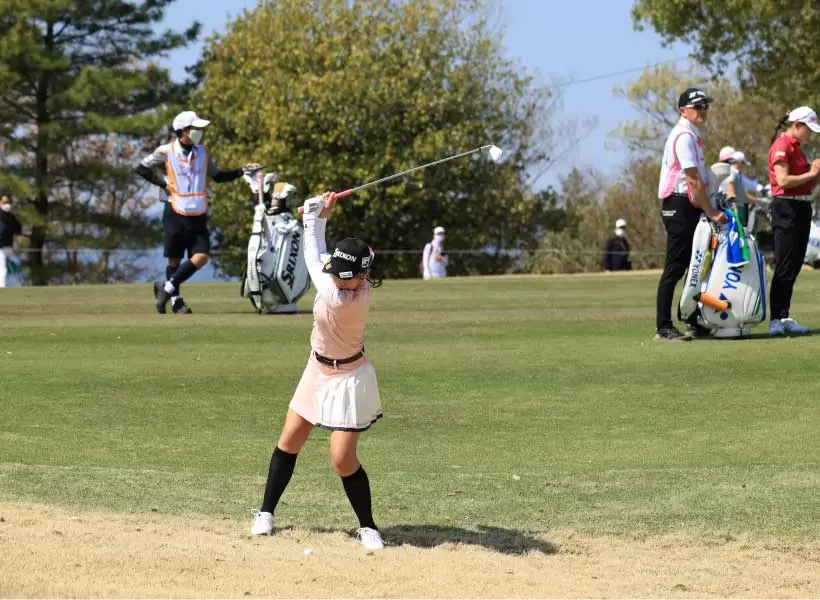 菅沼菜々のアイアンスイング（正面）連続写真