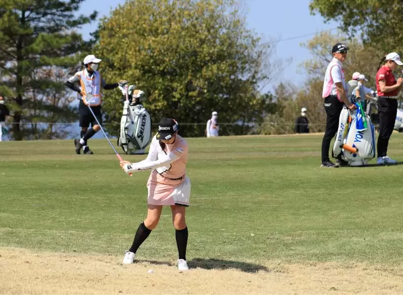 菅沼菜々のアイアンスイング（正面）連続写真