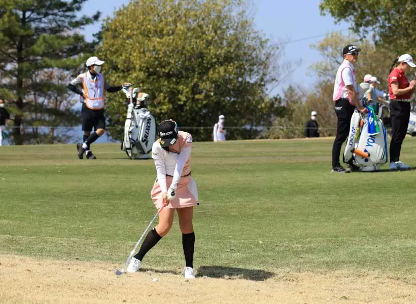 菅沼菜々のアイアンスイング（正面）連続写真