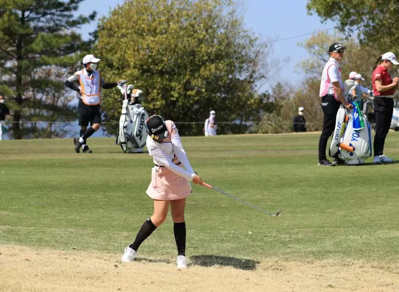 菅沼菜々のアイアンスイング（正面）連続写真