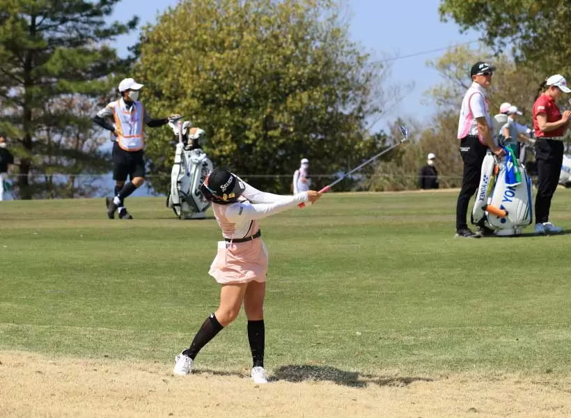 菅沼菜々のアイアンスイング（正面）連続写真