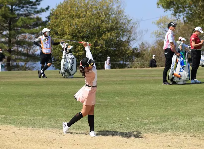 菅沼菜々のアイアンスイング（正面）連続写真