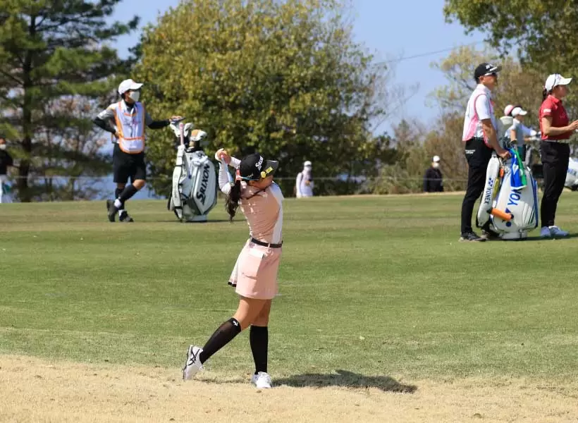 菅沼菜々のアイアンスイング（正面）