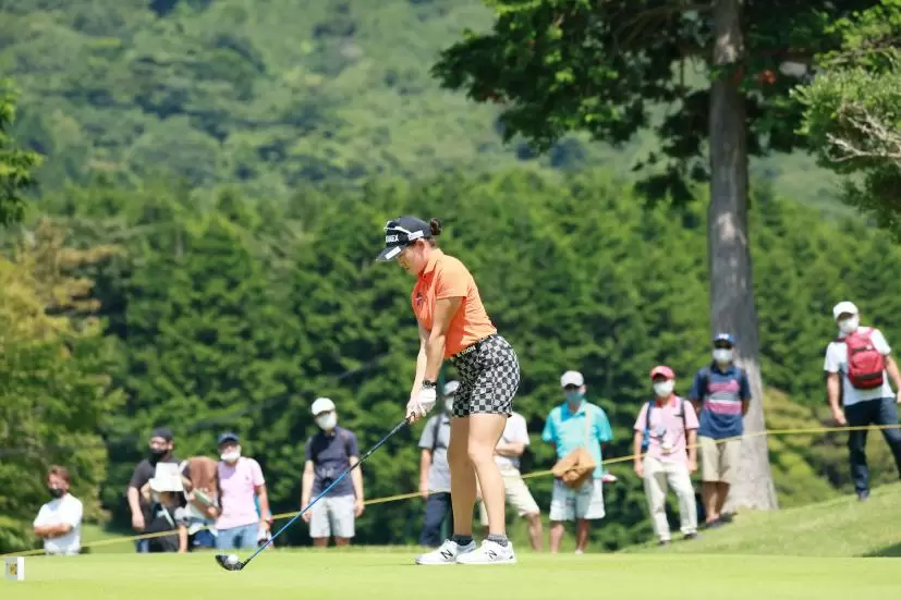 岩井千怜のドライバースイング（斜め前方）連続写真【CATレディス2022】