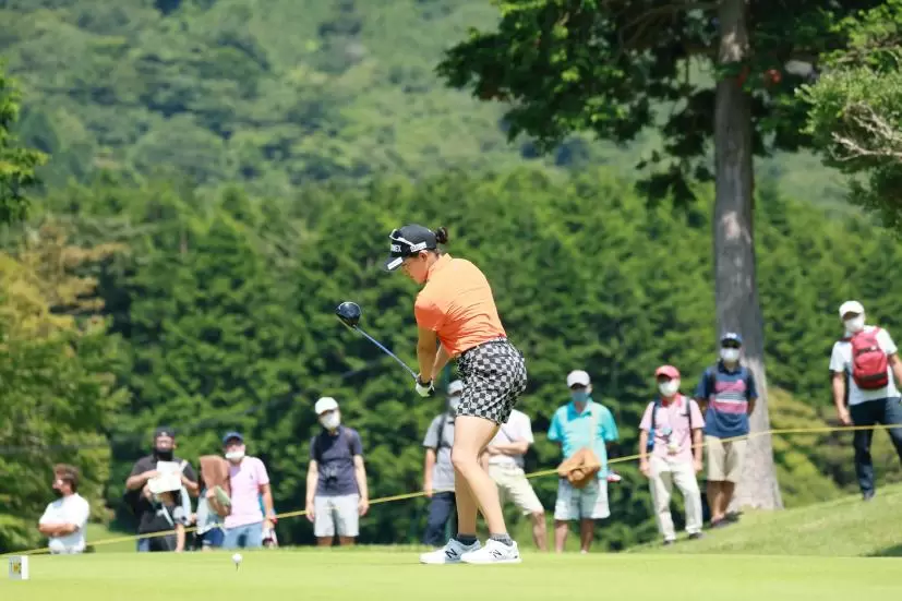 岩井千怜のドライバースイング（斜め前方）連続写真【CATレディス2022】