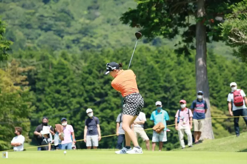 岩井千怜のドライバースイング（斜め前方）連続写真【CATレディス2022】