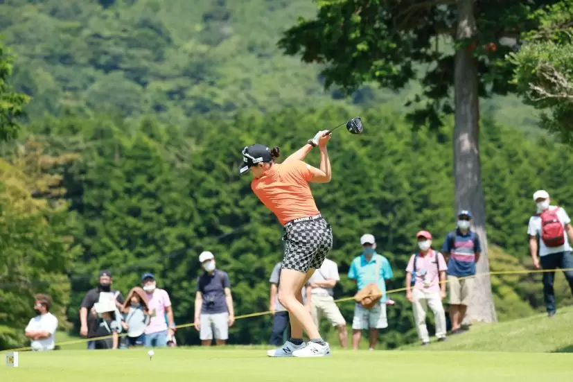 岩井千怜のドライバースイング（斜め前方）連続写真【CATレディス2022】