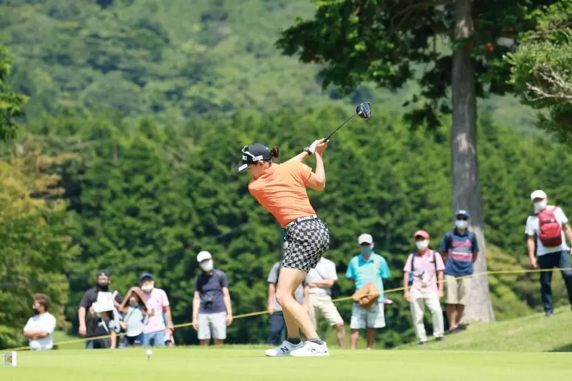 岩井千怜のドライバースイング（斜め前方）連続写真【CATレディス2022】