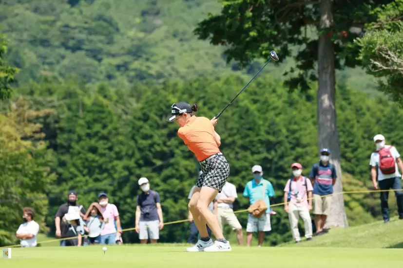 岩井千怜のドライバースイング（斜め前方）連続写真【CATレディス2022】