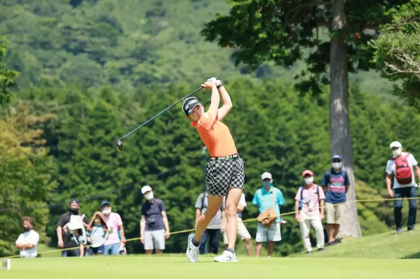 岩井千怜のドライバースイング（斜め前方）連続写真【CATレディス2022】