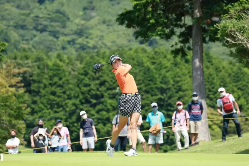 岩井千怜のドライバースイング（斜め前方）連続写真【CATレディス2022】