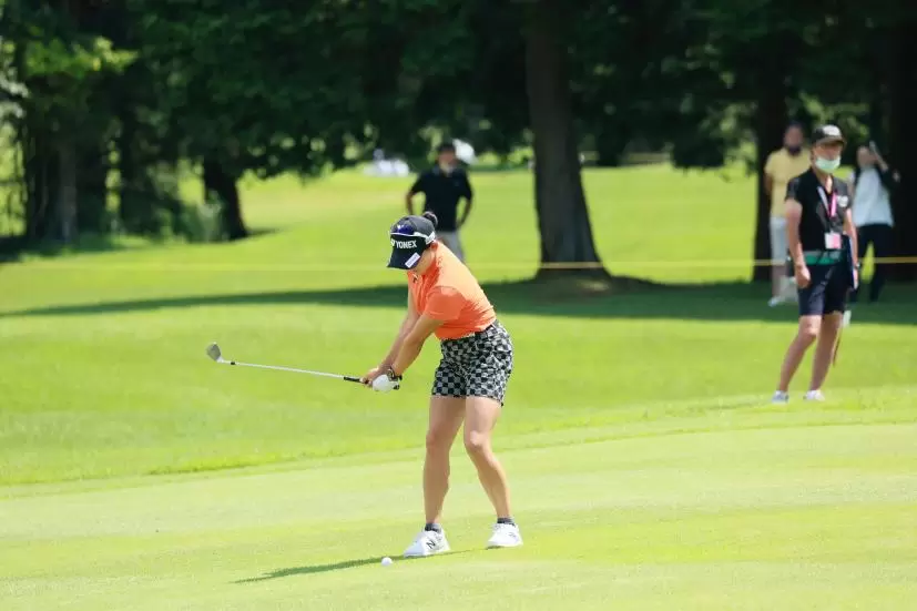 岩井千怜のウェッジスイング（斜め前方）連続写真【CATレディス2022】