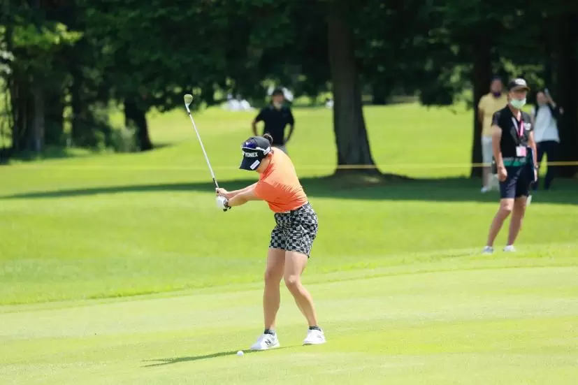 岩井千怜のウェッジスイング（斜め前方）連続写真【CATレディス2022】