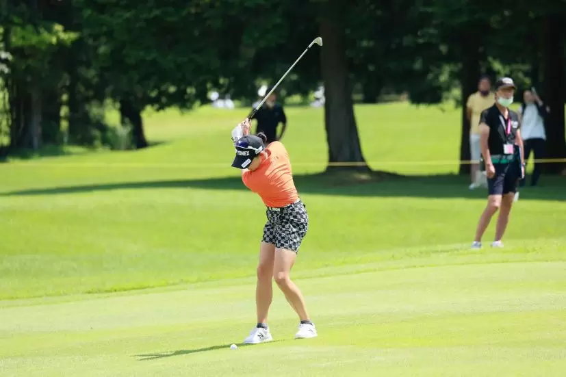 岩井千怜のウェッジスイング（斜め前方）連続写真【CATレディス2022】