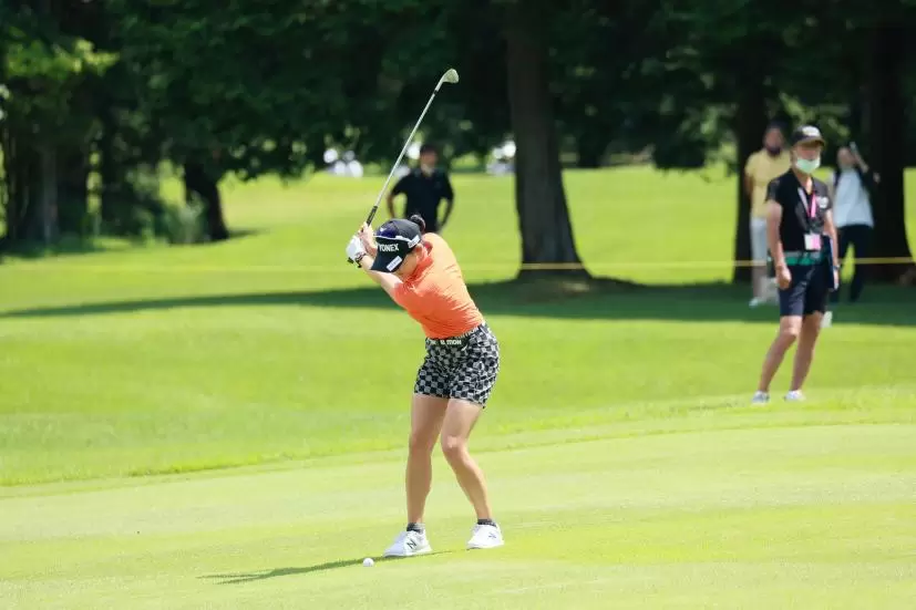 岩井千怜のウェッジスイング（斜め前方）連続写真【CATレディス2022】