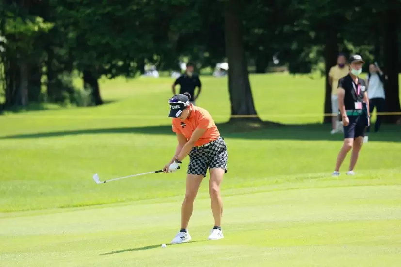 岩井千怜のウェッジスイング（斜め前方）連続写真【CATレディス2022】