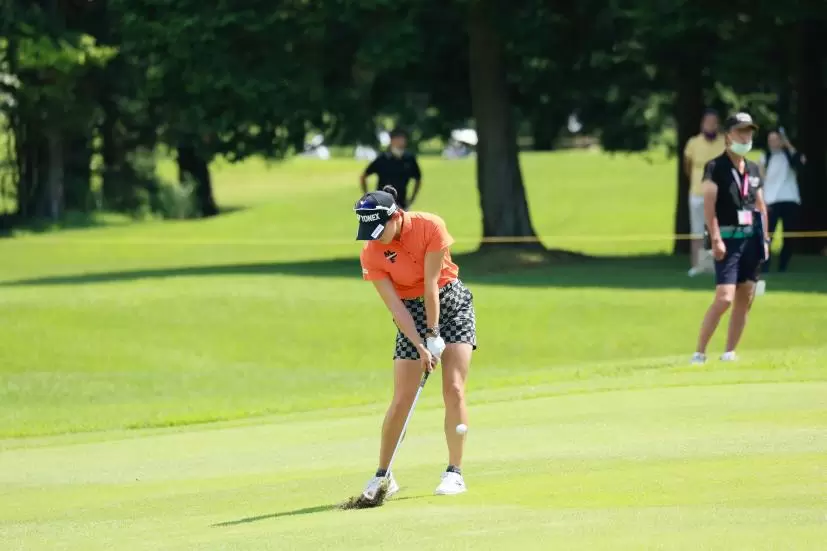 岩井千怜のウェッジスイング（斜め前方）連続写真【CATレディス2022】