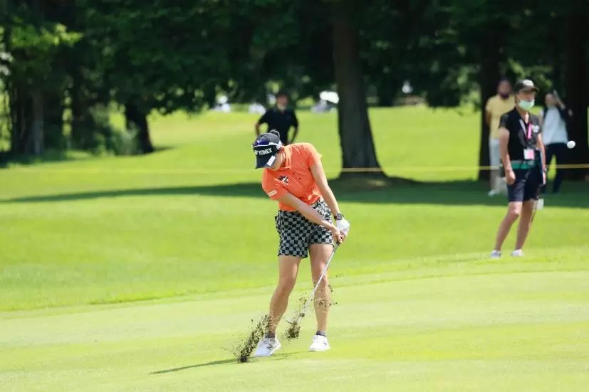 岩井千怜のウェッジスイング（斜め前方）連続写真【CATレディス2022】