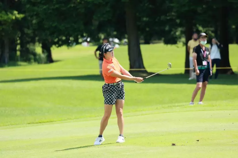 岩井千怜のウェッジスイング（斜め前方）連続写真【CATレディス2022】