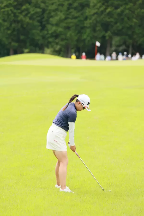 勝みなみのアイアンスイング（ラフ）連続写真【CATレディス2022】