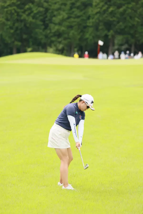 勝みなみのアイアンスイング（ラフ）連続写真【CATレディス2022】