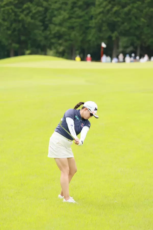 勝みなみのアイアンスイング（ラフ）連続写真【CATレディス2022】