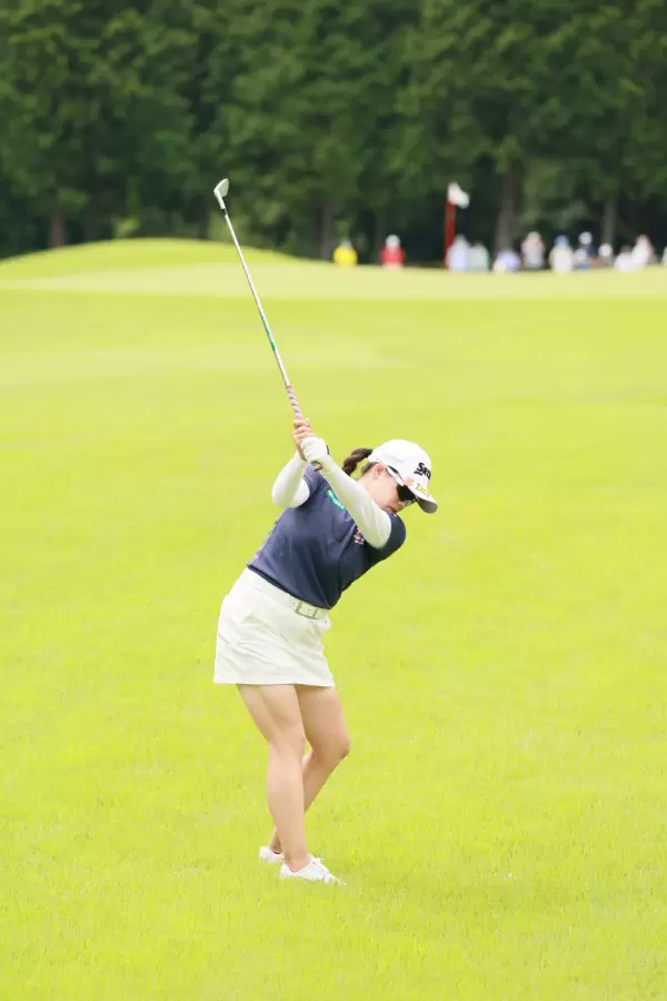 勝みなみのアイアンスイング（ラフ）連続写真【CATレディス2022】
