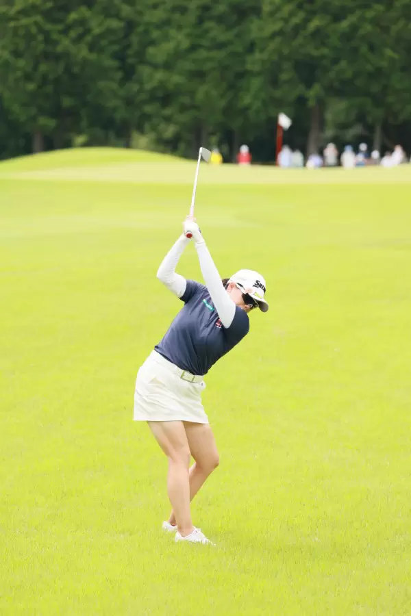 勝みなみのアイアンスイング（ラフ）連続写真【CATレディス2022】