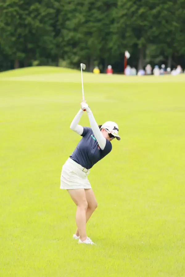 勝みなみのアイアンスイング（ラフ）連続写真【CATレディス2022】