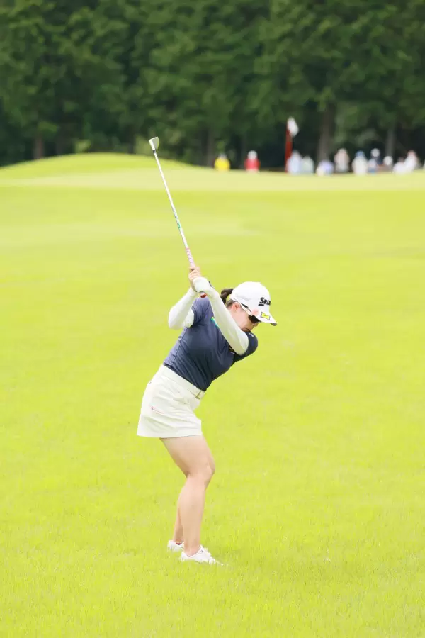 勝みなみのアイアンスイング（ラフ）連続写真【CATレディス2022】
