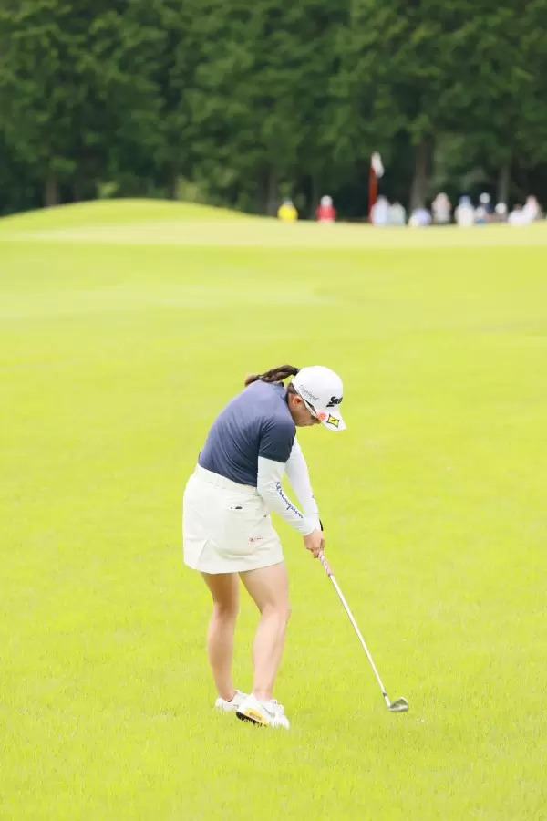 勝みなみのアイアンスイング（ラフ）連続写真【CATレディス2022】