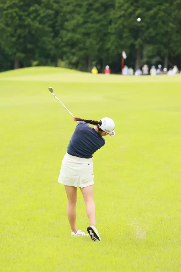 勝みなみのアイアンスイング（ラフ）連続写真【CATレディス2022】