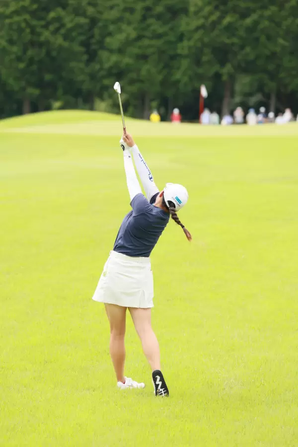 勝みなみのアイアンスイング（ラフ）連続写真【CATレディス2022】