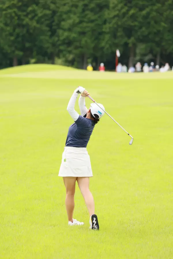 勝みなみのアイアンスイング（ラフ）連続写真【CATレディス2022】