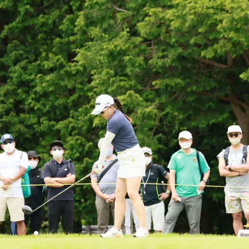 勝みなみのドライバースイング（斜め前方）連続写真【CATレディス2022】