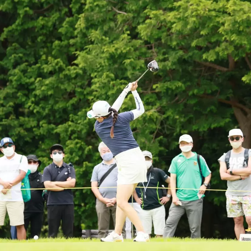 勝みなみのドライバースイング（斜め前方）連続写真【CATレディス2022】