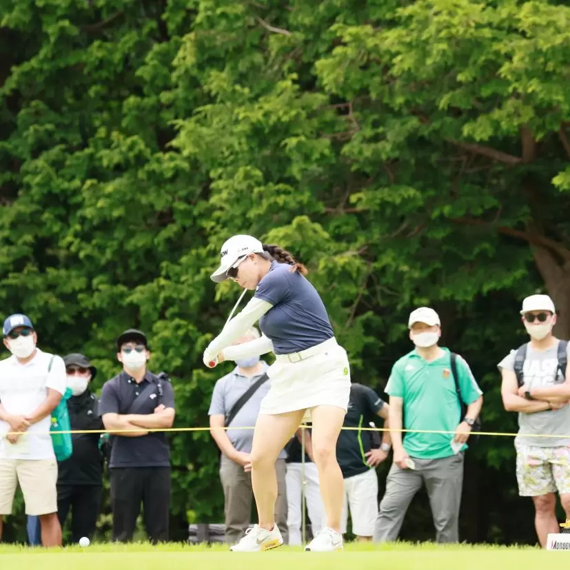 勝みなみのドライバースイング（斜め前方）連続写真【CATレディス2022】