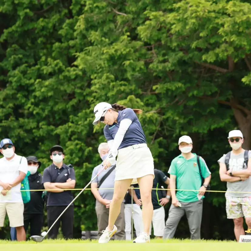 勝みなみのドライバースイング（斜め前方）連続写真【CATレディス2022】